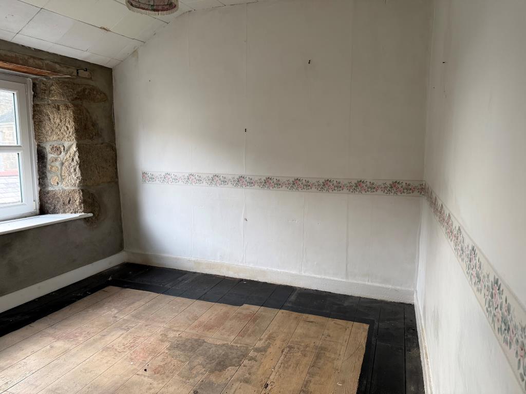 Lot: 106 - TWO-BEDROOM TERRACED COTTAGE FOR UPDATING - Bedroom two